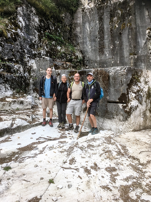 Paul, Petra, Lukas und Wanderleiter Siegfried Tappeiner im alten Marmorbruch