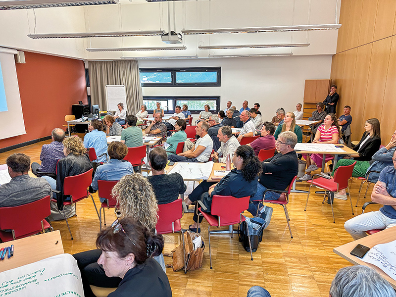 Wie umgehen mit Mobbing? Die Lehrerinnen des Berufsbildungszentrums Schlanders werden von den Experten Doris Schistl und Karl Kirchler gecoacht.