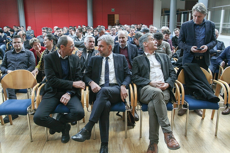 LR Arnold Schuler im Gespräch mit Bezirkspräsident Andreas Tappeiner - hinten links die Direktoren Andreas Paulmichl und Monika Aondio im Gespräch mit Monika Rechenmacher - mehrere BM des Tales haben den Weg zur BB-Bezirksversammlung gefunden