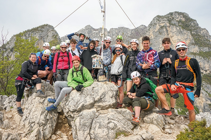 Die Schülerinnen und Schüler der IV Klasse B an der WFO in Schlanders mit ihren Begleitpersonen  am Klettersteig hoch über dem Gardasee
