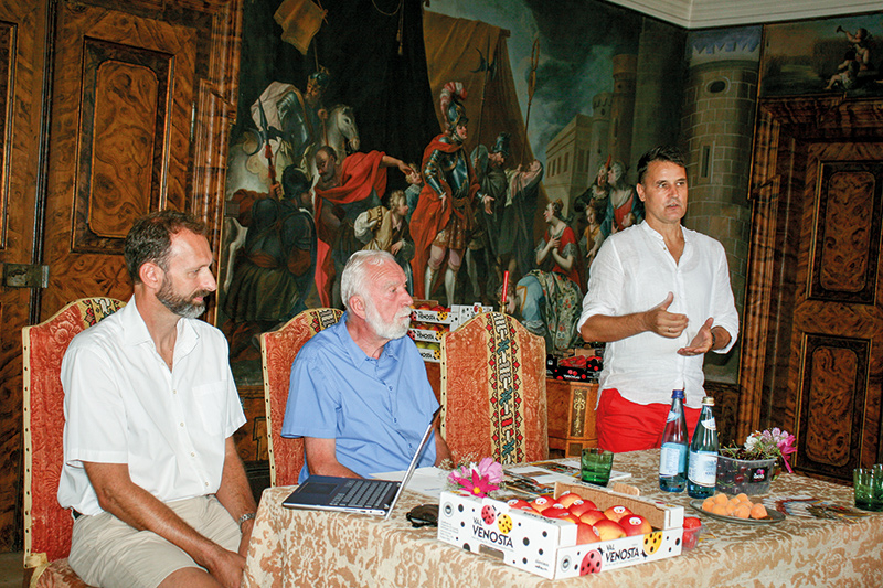 Vorstellung der Ritterspiele 2022 in der Churburg v.l. Programmkoordinator Mirko Stocker,  Graf Johannes Trapp und der Präsident des Vereins Südtiroler Ritterspiele Edwin Lingg