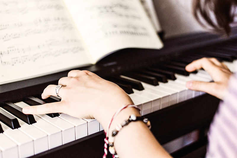 Im Oberschulzentrum Schlanders kann geträumt werden: Schülerchor? Schulband? Jedenfalls soll der Nachwuchs ab Herbst 2022 mit einem musikalischen Schwerpunkt gefördert werden