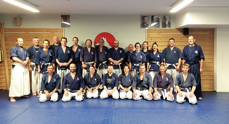 Die Teilnehmer am Aikido Yoseikan-Workshop mit Meister Roman Patuzzi (links außen) und Klaus Schwienbacher (rechts außen).