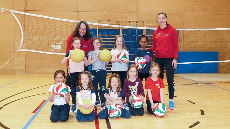 Die Kleinen mit ihre Trainerinnen Karin Thanei und Juliana Petrilakova