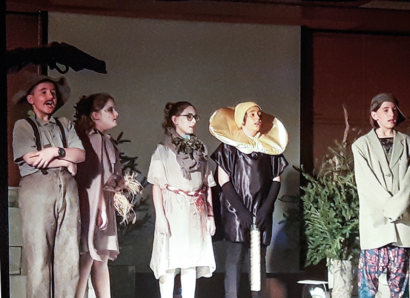 Die Theatergruppe „Spumpernudl“ sang, spielte und tanzte mit Erfolg gegen Fantasielosigkeit und digitaler Überflutung, welche durch zwei Monitore stimmungsvoll in Szene gesetzt wurde