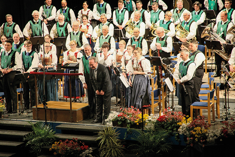 Der Verbandehrenkapellmeister Gottfried Veith bedankt sich bei der Musikkapelle Naturns und beim begeisterten Publikum