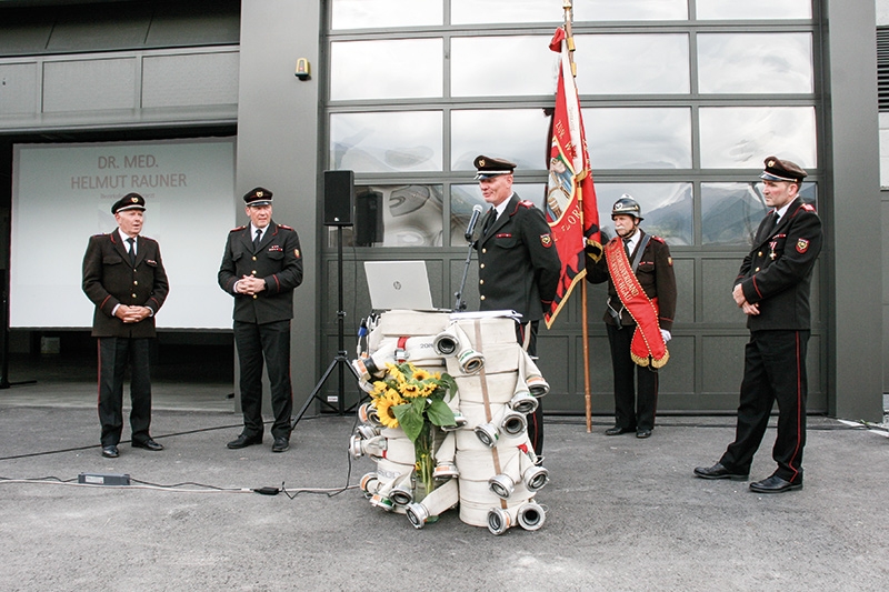 v. l. die Ehrenmitglieder Helmut Rauner und Manfred Thöni, Bezirkspräsident Klaus Obwegeser,  Fähnrich Rainer Waldner und stellvertretender Bezirkspräsident Stefan Fliri