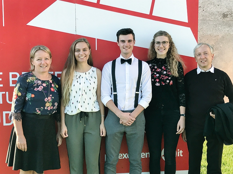 v.l.: Verena Rinner, Direktorin des OSZ Schlanders, Clara von Scarpatetti, Lukas Oberdörfer, Isabel Salutt, Martin Trafoier (Englischlehrer der drei)