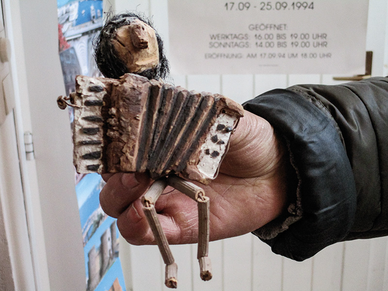 Eine der ersten Kreationen aus der Kindheit, der Ziehorgelspieler. Die Ziehorgel ist aus Rindenholz geschnitzt.