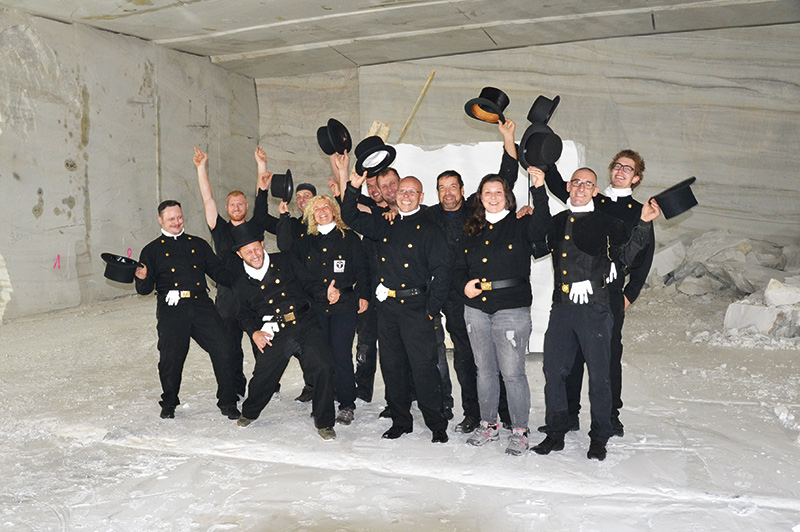 Betriebsausflug der Vinschger Kaminkehrer mit ihrem Team im Laaser Marmorbruch. Ein Dankeschön geht an die Lasa Marmo mit Betriebsleiter Erich Tscholl.