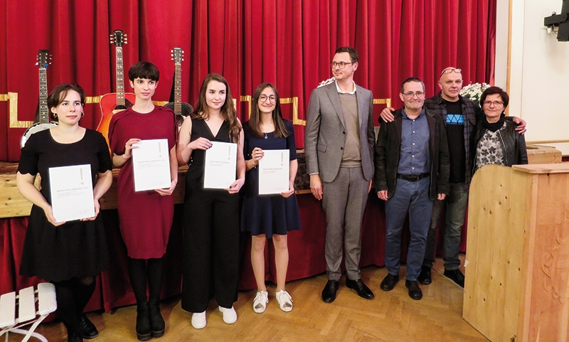 Die Preisverleihung in Mals ist auch ein Treffpunkt in Erinnerung an Gabriel Grüner, der vor 20 Jahren erschossen wurde. Neben Grußworten von BM Ulrich Veith gab es mehrere Ansprachen. V.l.: Matilde Viegas, Viktoria Morasch, Verena Pfeifhofer, Nora Nicolussi Moz, Florian Gless, Gustav Tschenett, Peter Grüner, Sibille Tschenett