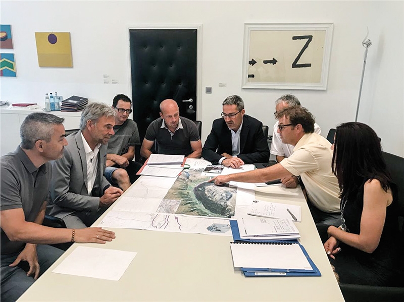 Bürgermeister Noggler zeigt LH Kompatscher und LR Schuler (5. u. 2. v. l.) auf der Karte den Loipenverlauf. (Foto LPA/Guido Steinegger)