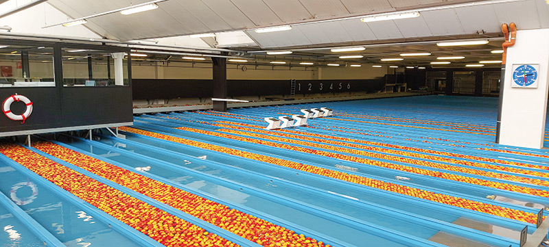 In der Sortieranlage in der Obst- genossenschaft Juval ist Wasser das  schonende Transportmittel für die kostbaren Früchte. Um das Wasser im Kreislauf halten zu  können, wird in ein Filtersystem investiert. 
