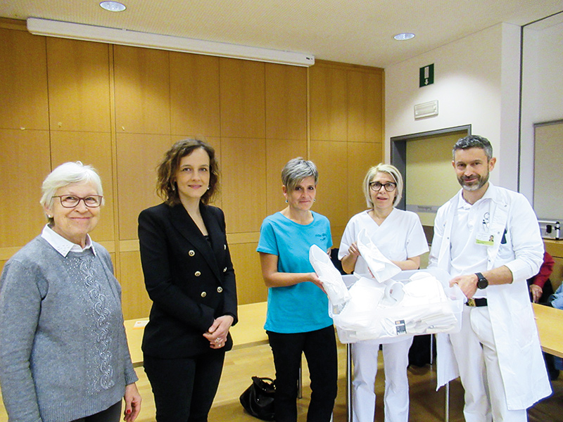 Übergabe der Engelskleider für Sternenkinder an das Krankenhaus Schlanders. V. l. Angelika Weichsel Mitterrutzner und Elisa Berger vom Familienverband, Sonja Gorfer, Koordinatorin der Frühen Hilfen Vinschgau, Sibylle Kaserer, Koordinatorin Gynäkologie und Geburtshilfe und Markus Seppi, Krankenhausseelsorger im KH Schlanders