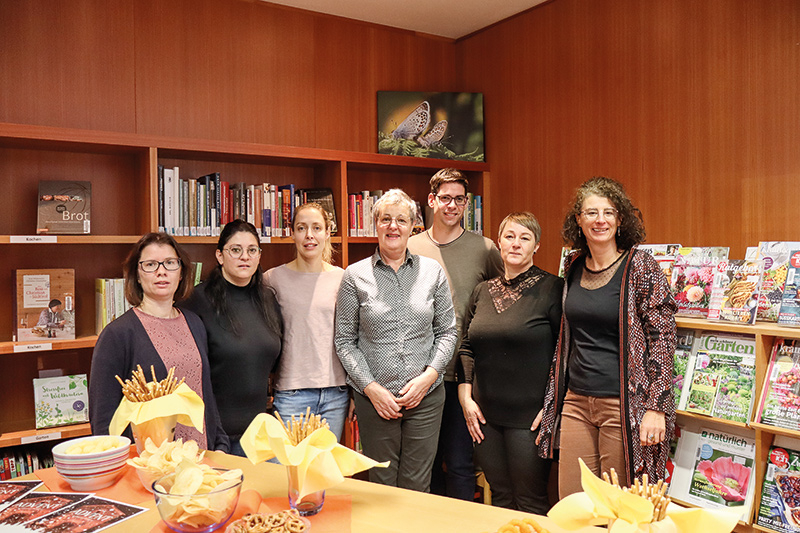Das Bibliotheksteam v. l.: Katja Koch, Juliane Wiesler, Melanie Marseiler (Bibliotheksratspräsidentin), Michaela Brunner Kapeller, Markus Wenin, Angelika Pircher (Leiterin der Bibliothek) und Inge Schgör. (es fehlen: Renate Riedl, Christina Untersteiner und Melanie Wallnöfer)