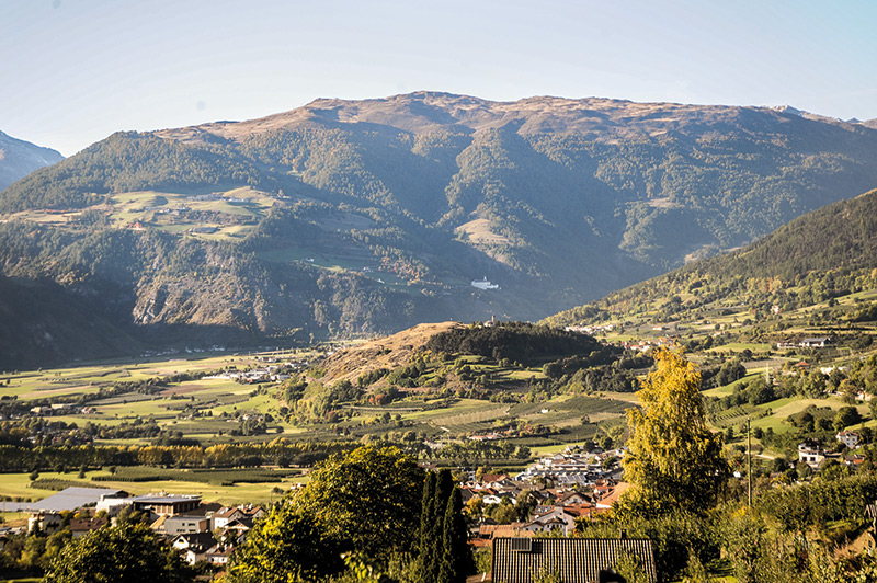 Der Obervinschgau um den Tartscher Bühel herum: Die Urvinschger wechselten ihre Siedlungsplätze, wenn Acker- und Weideflächen an Ertrag verarmten und im umliegenden Wald das Holz mangelte.