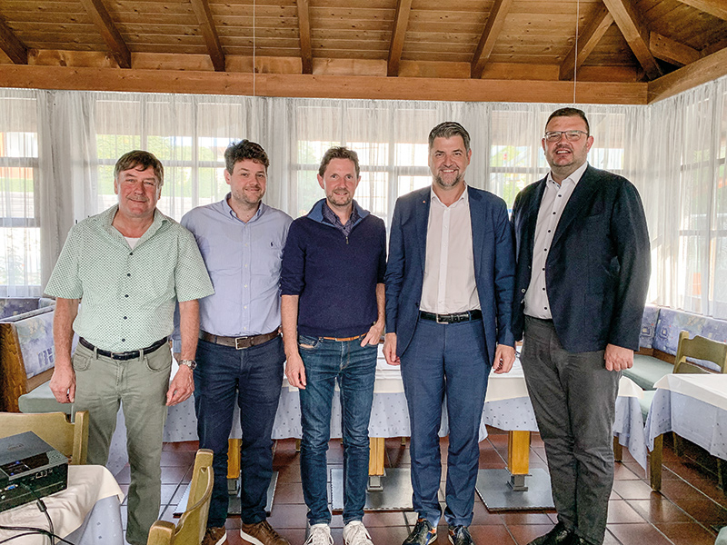 v. l.: HGV-Ortsobmann Dietmar Hofer, Christoph Tappeiner, Präsident der Tourismusgenossenschaft, Bürgermeister Zeno Christanell, Landtagsabgeordneter Helmut Tauber und HGV-Bezirksobmann Hansi Pichler.