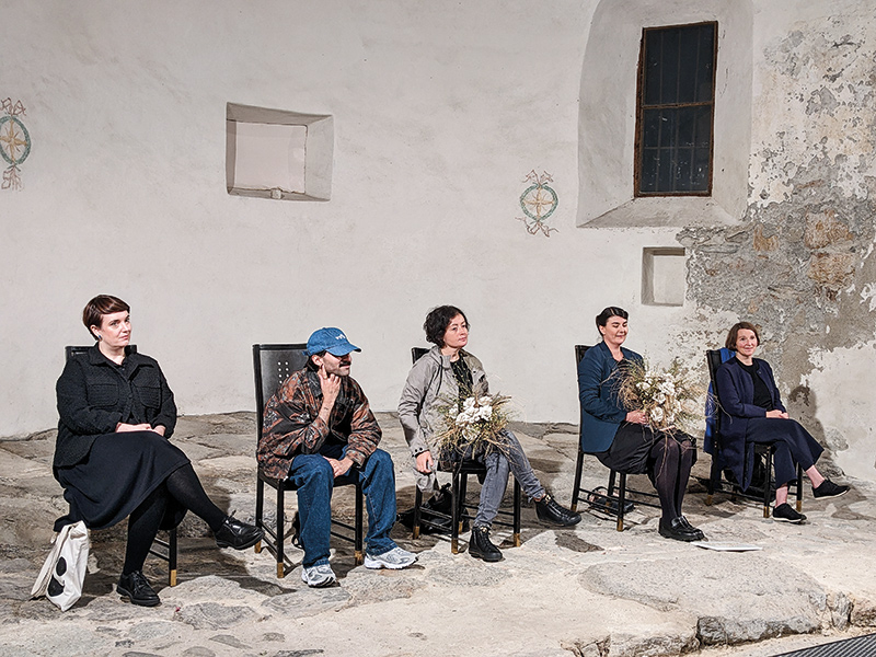 Cornelia Hülmbauer, Arad Dabiri, Publikumspreisträgerin Irina Kilimnik,  Preisträgerin Tine Melzer und Magdalena Saiger waren die Protagonist-innen  der 9. Ausgabe. Von den Kaufleuten gab es Papierblumensträuße