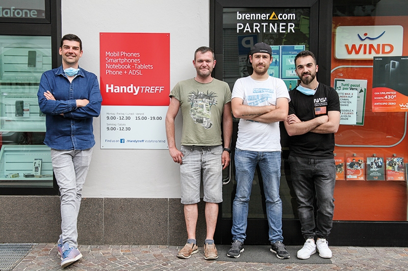Die Crew im Handytreff in der Göflanerstraße von Schlanders v.l.: Francesco Paesano, Thomas Ratschiller, Loreto Di  Giacomantonio und  Lah Halil