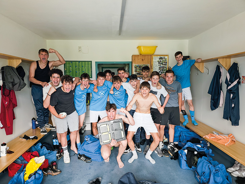 Überschwängliche Freude über den Gewinn des Meistertitels der U-15 in der Kabine nach dem Entscheidungsspiel in St. Martin in Passeier