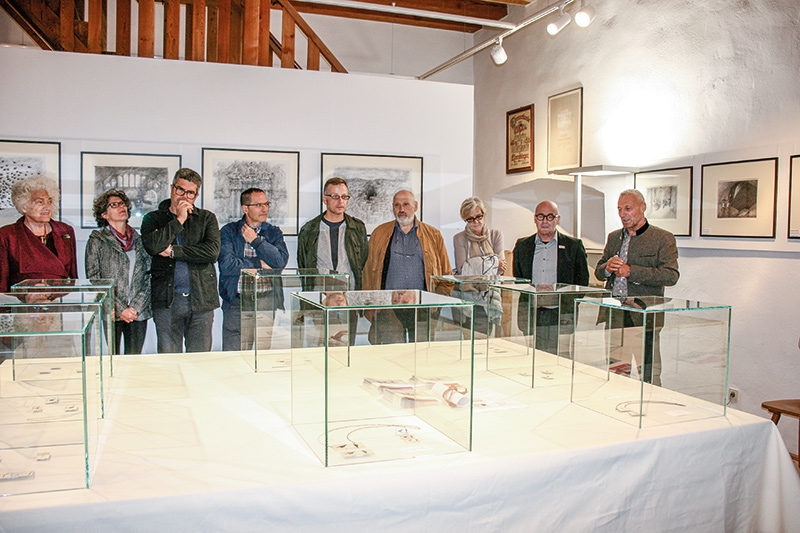 Ausstellungseröffnung am 18. 10. 2019 im Floraturm in Glurns  rechts im Bild: BM Luis Frank, daneben der Goldschmied Konrad Laimer aus Naturns und Festgäste