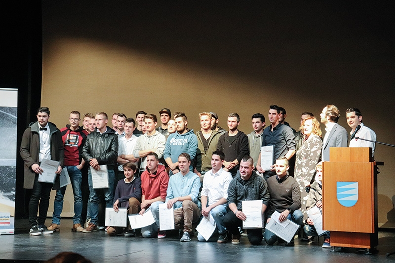 Die größte Berufsgruppe bei der Diplomfeier: die Maurer