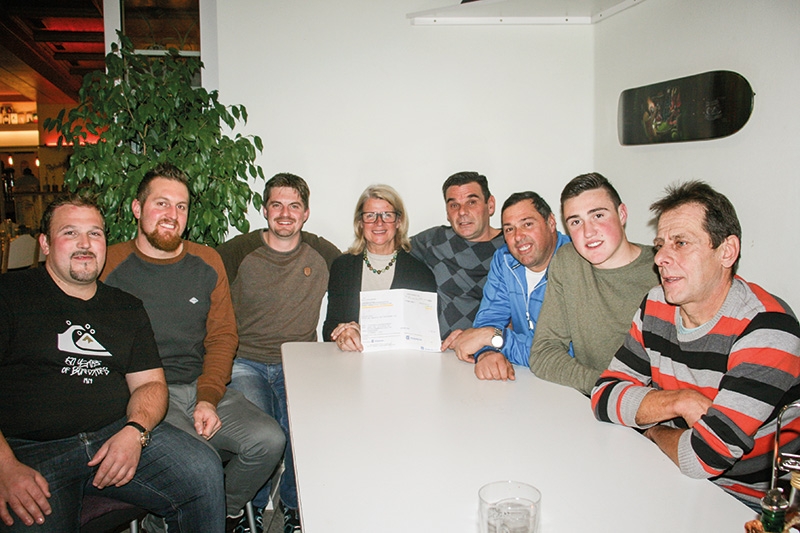 v.l. Peter Thurner, Daniel Trenkwalder, Florian Kuppelwieser, Elisabeth  Laimer (Vertreterin von Peter Pan), Klaus Gamper, Markus Riedl, Nico Riedl und Johann Riedl 