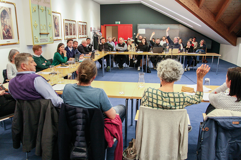 Die SVP stimmt im Naturnser Gemeinderat am 20. März mit 11 dafür und die Opposition mit 6 Stimmen geschlossen gegen den Beschluss. Und nun droht mit einem „abschaffenden Volksbegehren“ Ungemach für ein erst zu definierendens „Projekt Plaza“ 