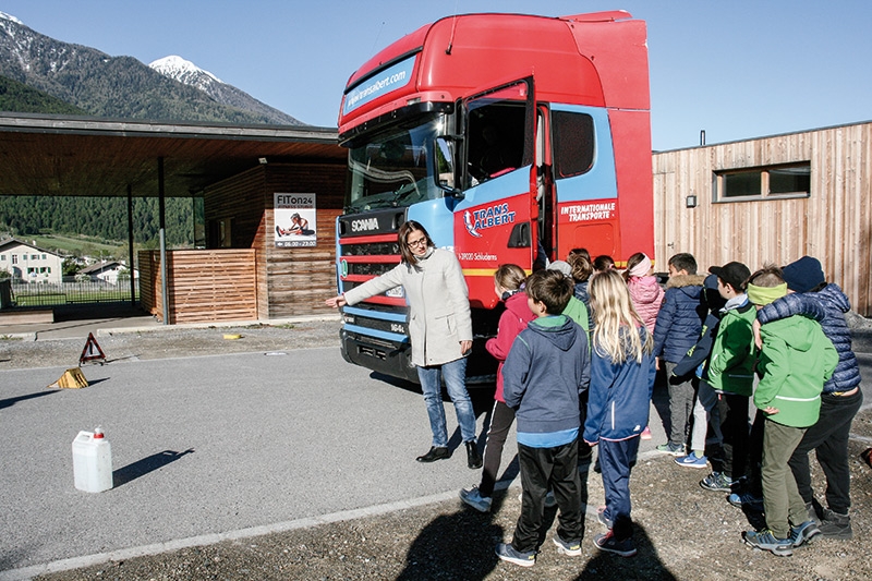 Den Grundschülern von Laas und Eyrs wird der „tote Winkel“  vor dem LKW erklärt