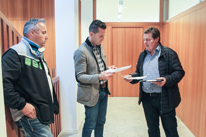 v.l.: Florian Punt und Hansjörg Bernhart übergeben die Burgeiser Petition mit 235 Unterschriften an BM Ulrich Veith