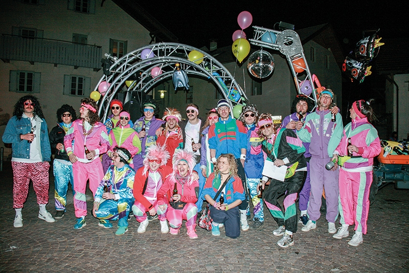 Die 1980er Partygäste vor ihrem Disco-Wagen;