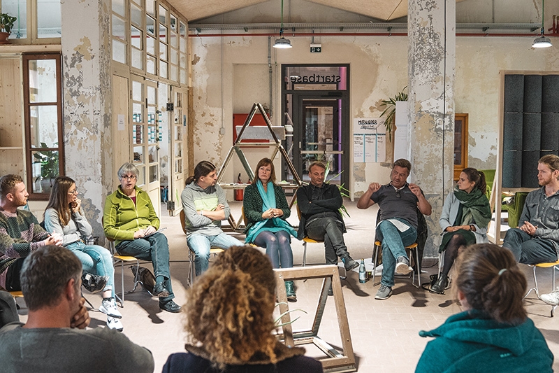 „Wir wollen helfen – deswegen haben wir einfach gemacht und eine kostenfreie Plattform gebaut, um die von der Corona-Krise betroffenen Unternehmen länderübergreifend, im gesamten Alpenraum zu unterstützen. In Zeiten, in denen sich einzelne Länder abschotten, wollen wir ein Zeichen für europäischen Zusammenhalt setzen: Zåmhelfn statt abgrenzen!“
