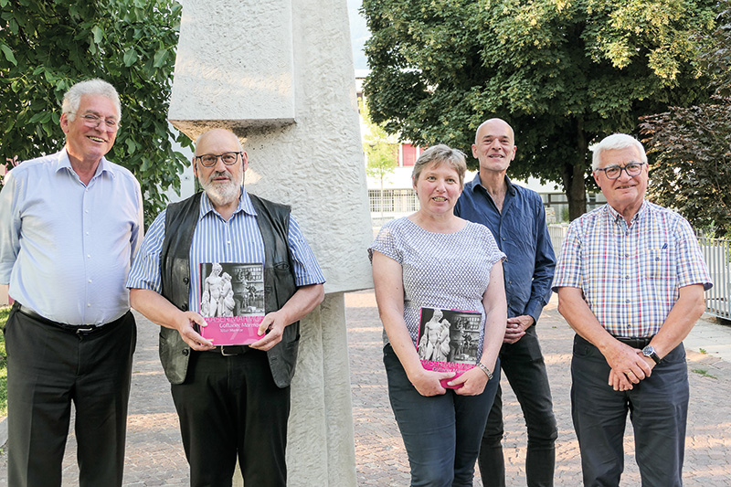Vorstellung des Tagungsbandes „Laaser Marmor – Göflaner Marmor – Töller Marmor“  im Josefshaus in Laas. V. l. Othmar Parteli, Herbert Raffeiner, Brigitte Schönthaler, Toni Bernhart  und Wolfgang Platter. 