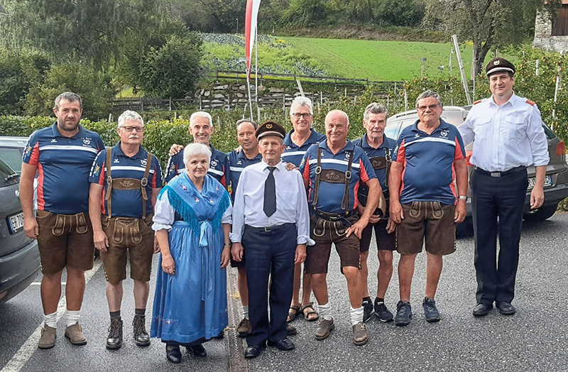 Erich Mair mit seiner Frau Katharina, dem Kommandanten der FF Eyrs Michael Telser und die Gruppe der „alten Sauger“.