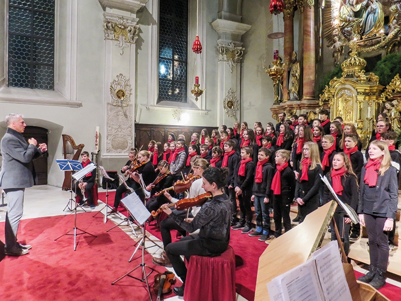Zwei Besonderheiten gibt es an der Mittelschule Schlanders: den Klassenzug nach Montessori, und den Musikzug, der am Goldenen Sonntag zusammen mit der Musikschule das traditionelle Weihnachtskonzert in der Pfarrkirche veranstaltete. Die eingesammelten Spenden werden der Organisation „Jugend Eine Welt“ übergeben. Diese Organisation, bei welcher der ehemalige Schuldirektor Reinhard Zangerle in Bolivien mitarbeitet, setzt sich für die Ausbildung von Kindern und Jugendlichen ein. 
