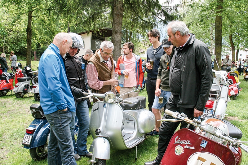 Vespas werden bestaunt 