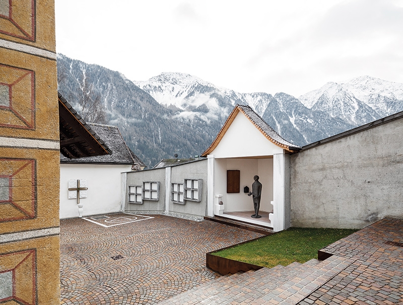 Die vier Evangelisten ordnen die christliche Botschaft; die Koordinaten des Kreuzes bieten Halt im ständig bewegten Gelände. (Foto: Samuel Holzner)