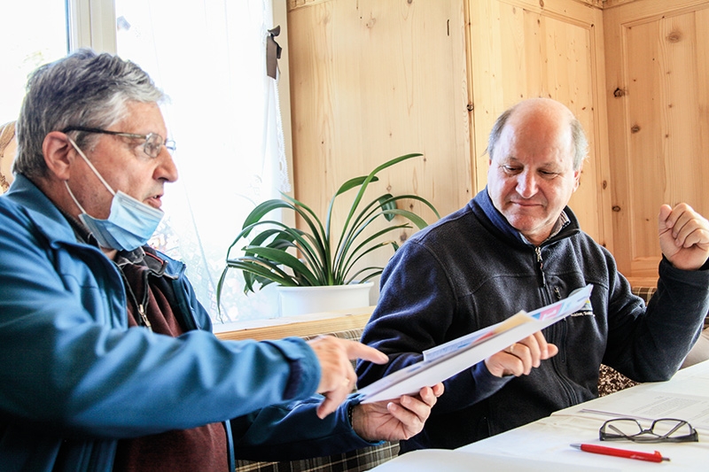 Der Geschäftsführer der Ortler Skiarena Fritz Raffeiner und Skiarena-Präsident Erich Pfeifer: „Wir sind keine Massenskigebiete.“ Für die kommende Saison werden die Ortler-Skiarena-Preise anders gestaltet: Es werden 15 Wochenenden in den 15 Skigebieten der Ortler Skiarena verlost. 