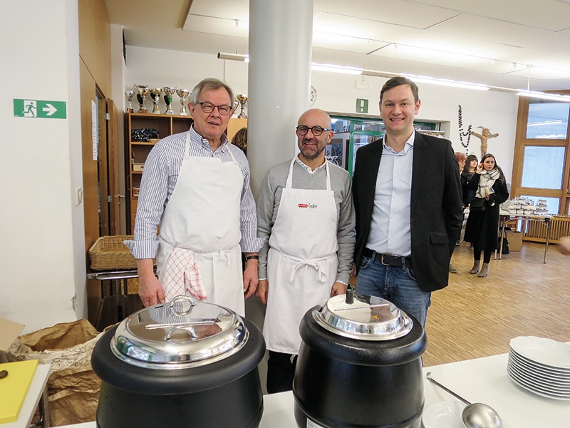 Freiwillige Helfer, Mitglieder des Vorstandes und die Mitarbeiter und Mitarbeiterinnen der Lebenshilfe organisierten auch dieses Jahr am 1. Dezember den Markt der Lebenshilfe. Es gab Produkte aus den Werkstätten, Kaffee und Kuchen und warme Suppen. V.l.: Toni Rabensteiner (freiwilliger Mitarbeiter), Andreas Tschurtschenthaler (der neue Präsident der Lebenshilfe Schlanders), Martin Nagl (Leiter vom Arbeitsverbund)   