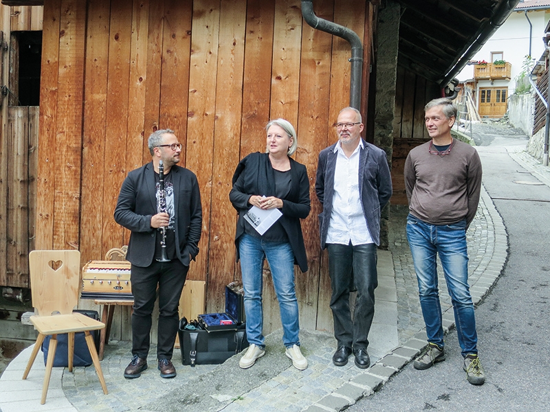 Thomas Pichler, der Hausherr (ganz rechts) und Roland Angerer vom Bildungsausschuss begrüßten die vielen Gäste zur Bilderausstellung von Christian Stecher (Dritter von links). Karin Dalla Tore führte in die Farbenwelt des Künstlers ein und Hannes Ortler sorgte für musikalische Leckerbissen. 