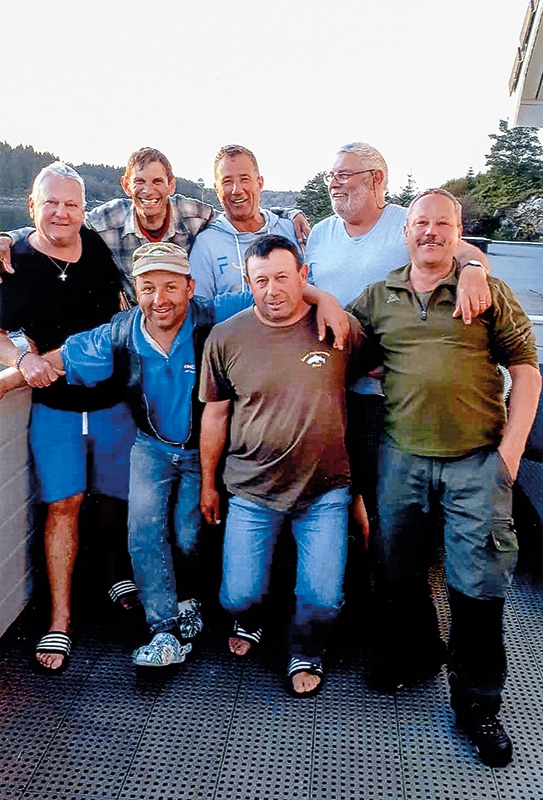 Die sieben Vinschger Fischerkollegen beim Fototermin auf dem Fischerboot im Fjord