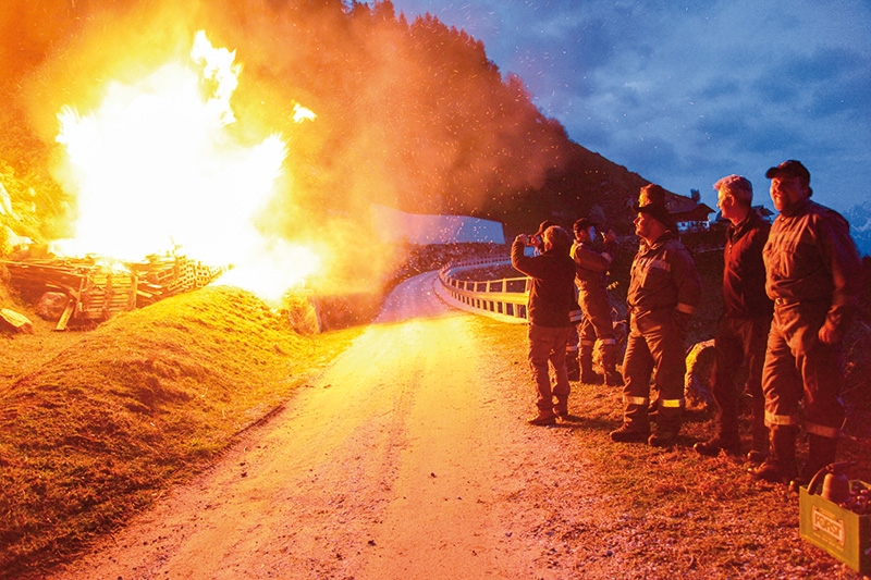 Mahnfeuer beim Greiter oberhalb von Partschins: das Feuer leuchtete vor allem auch für die Stadtbewohner von Meran