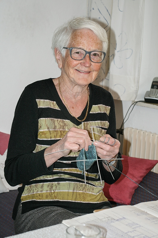 Rosl Thuille Pinzger, geb. 1938, Vetzan. Sie war jahrelang herzliche Gastgeberin für Feriengäste. Heute ist sie nur noch für ihre Kinder, Schwiegerkinder, für die sieben Enkelkinder und den Urenkel da, die sich  alle regelmäßig über neue Socken freuen können. 