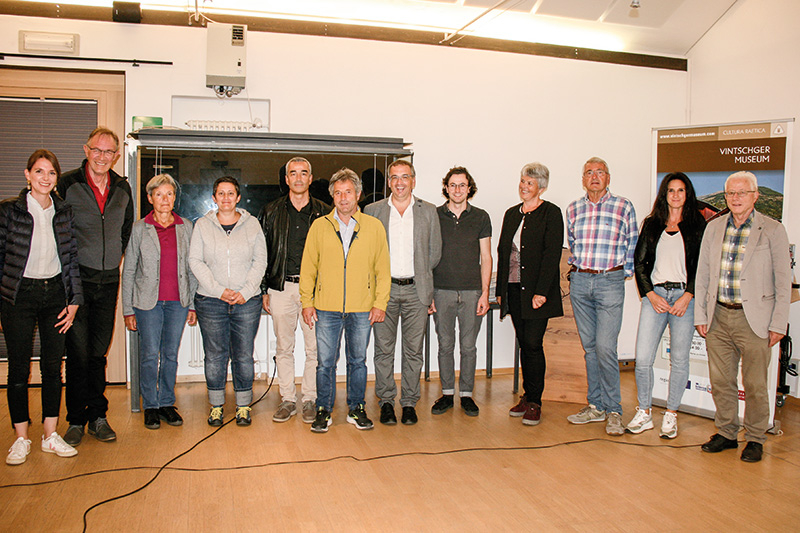 v. l.: Lissa Lobis, Florian Eller, Monika Kuenrath, Luiza Tischler,  Franz Prieth (BM Graun), Valentin Paulmichl, Heiko Hauser (BM Schluderns), Alexander  Lutt, Helene Dietl Laganda, Toni Patscheider (Präsident VUSEUM), Andrea Maas (Referentin Graun), Peter Trafoier (VizeBM Schluderns)