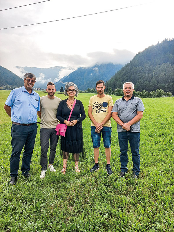 Am Beregnungsprojekt „Obere Malser Haide“ dran v. l.: SVP-Bezirksobmann Albrecht Plangger, David Frank, Verena Tröger, Lukas Punter und Sepp Noggler
