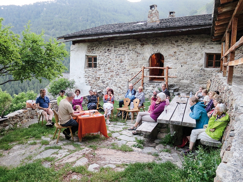 Ein besonderes Erlebnis war die Kulturwanderung zum Rimpfhof und die Autorenlesung auf 1.500 Metern. Der schweizer Autor Gerold Ehrsam las seine Gedichte vor und Raimund Rechenmacher erzählte über die Geschichte des Rimpfhofes.