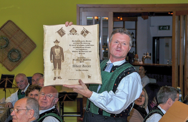 Albert Zerzer wurde zum ersten Ehrenobmann der Musikkapelle Partschins ernannt.