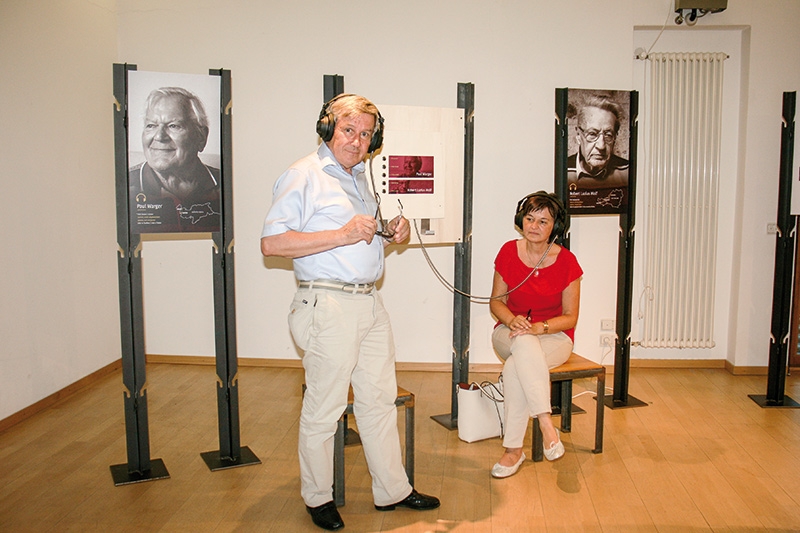 Unterschiedliche Dokumente aus der Optionszeit sind zu sehen, sieben Zeitzeugen zu hören (rechts)