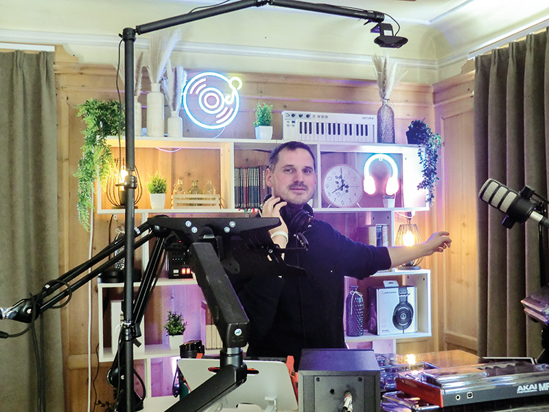Der Malser Kooperator Michael Kuppelwieser wird durch LiveStreams von Messen, Vespern und Andachten zum Online DJ