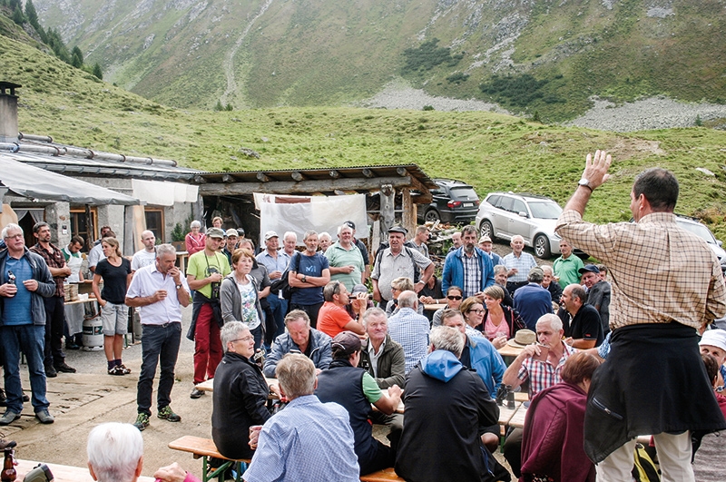 Über hundert Bäuerinnen und Bauern sowie bäuerliche Vertreter trafen sich kürzlich zur Terra Raetica Almbegegnung auf der Alp Prasüras im Val Müstair in der Nähe des Umbrail Passes. 